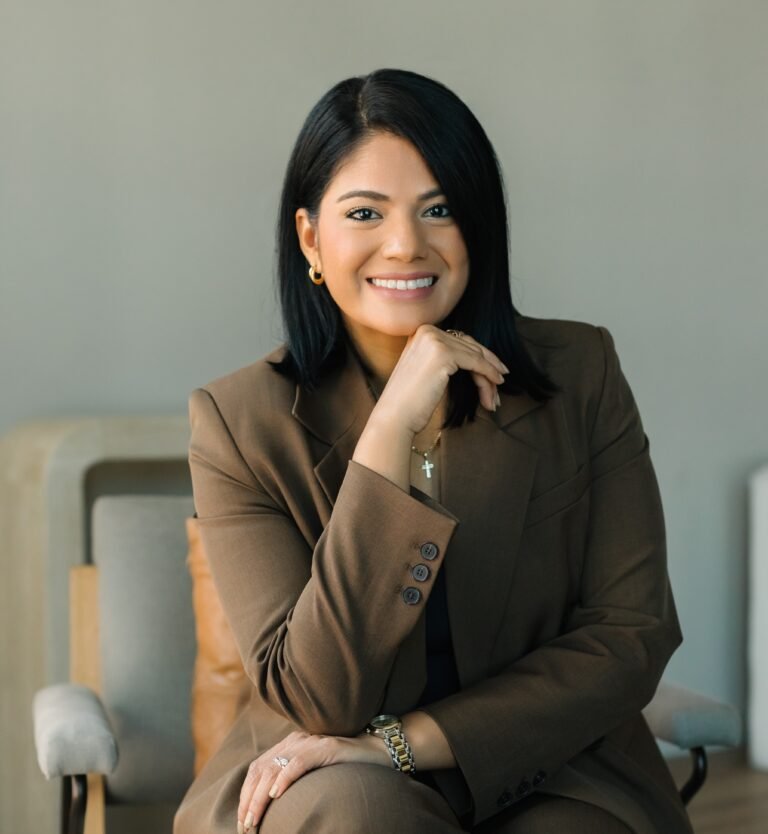 Retrato de Sophia Rodríguez, asesora financiera y fundadora de Sophia Rodríguez Financial Advisory